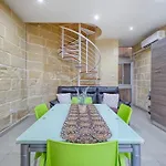 Апартаменты Seaview Townhouse, Steps From Market By 360 Estates Марсашлокк