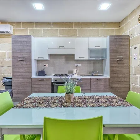 Seaview Townhouse, Steps From Market By 360 Estates *