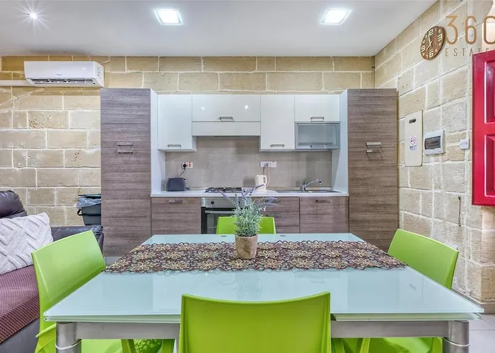 Seaview Townhouse, Steps From Market By 360 Estates *