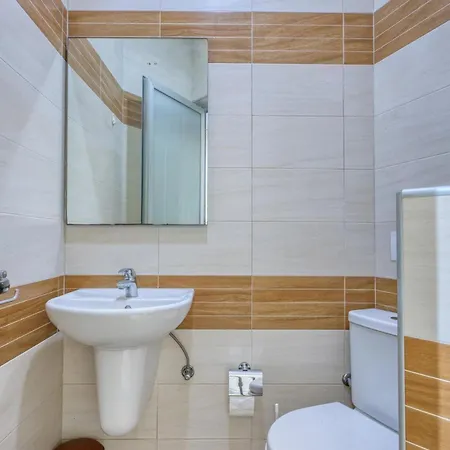 Apartment Seaview Townhouse, Steps From Market By 360 Estates *