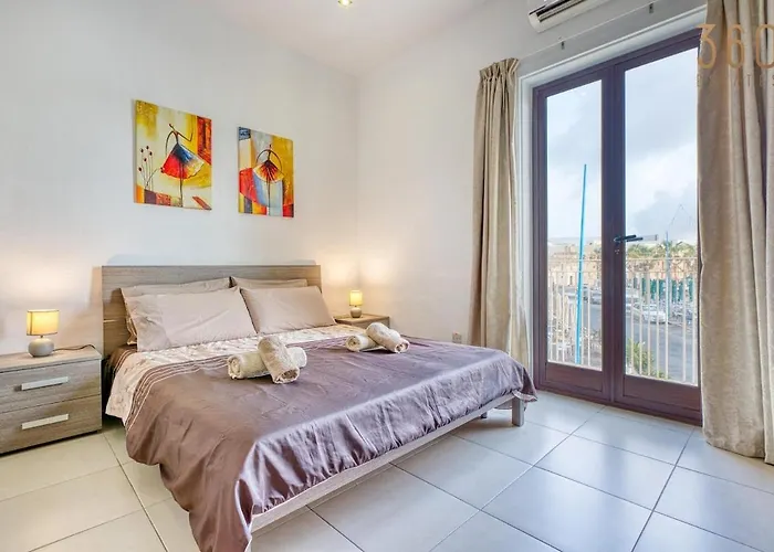 Seaview Townhouse, Steps From Market By 360 Estates *