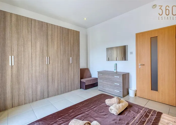 Apartment Seaview Townhouse, Steps From Market By 360 Estates *